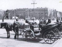 Glavni kolodvor 1954. godine. Fijakeri (Foto Vladimir Guteša - prvi fotograf Muzeja grada Zagreba)